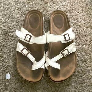 Cross toe sandals